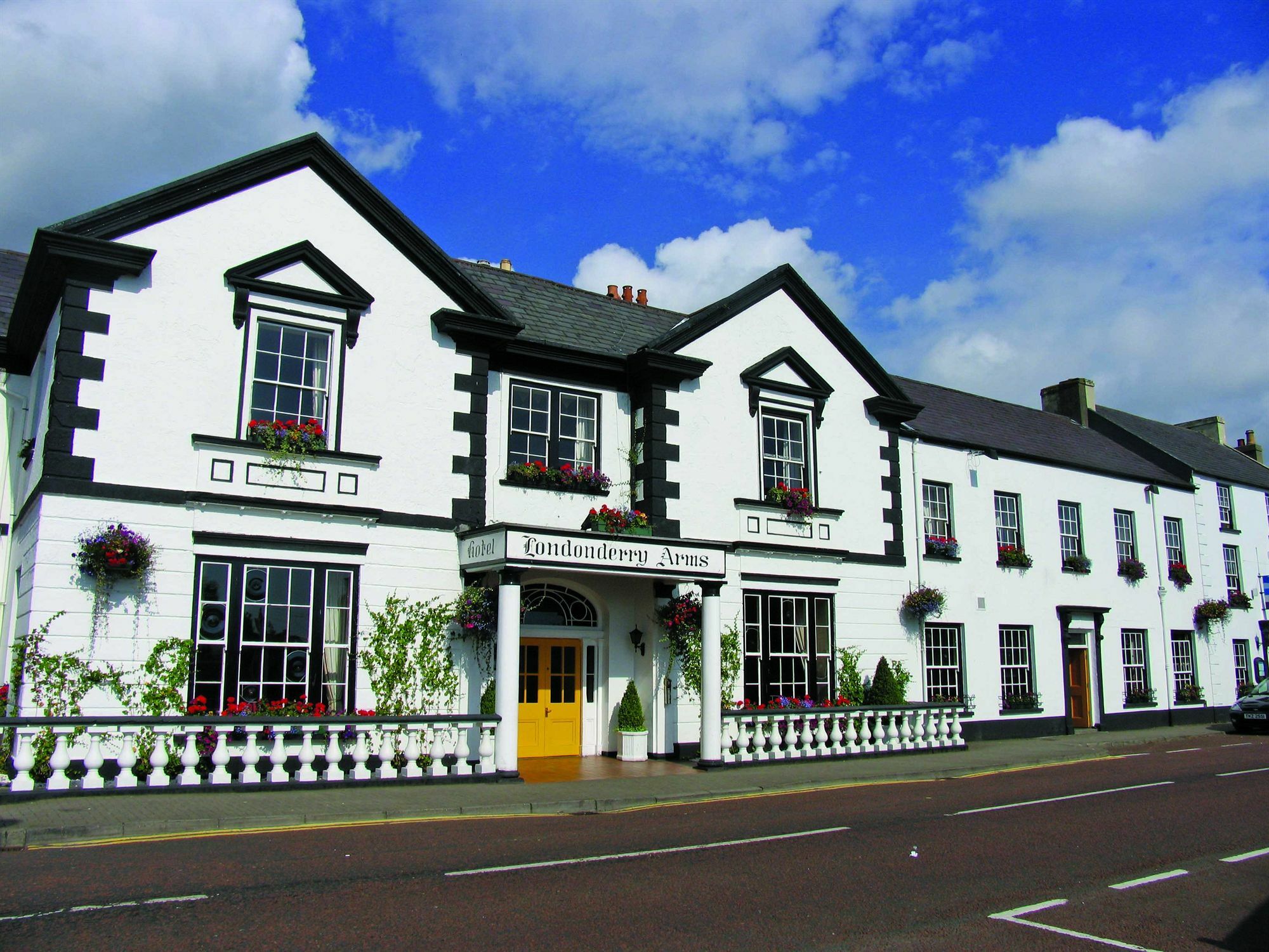 Londonderry Arms Hotel Карнлау Экстерьер фото